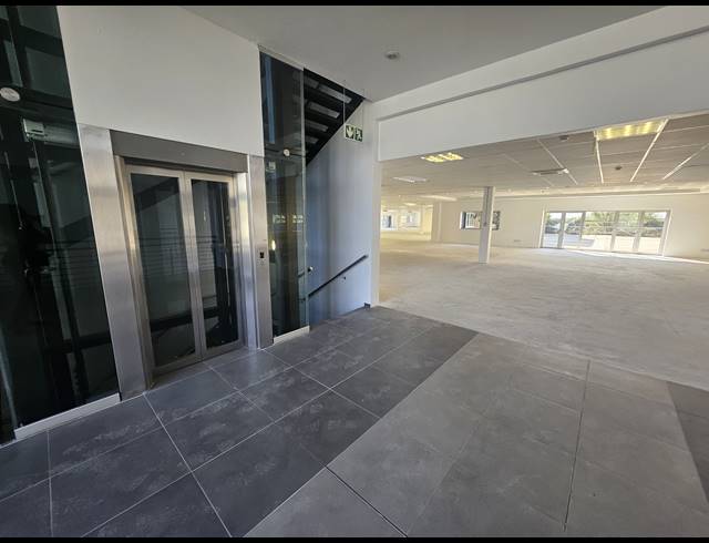 4,730M² OFFICE FOR SALE IN LONGMEADOW